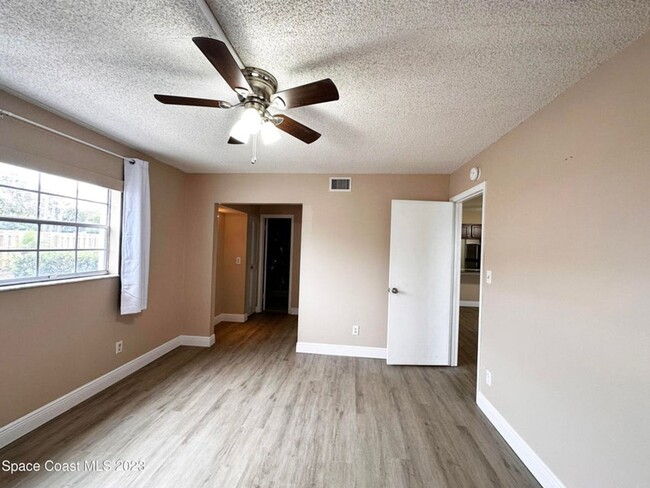 Building Photo - 1005 Knox Mcrae Drive C-116