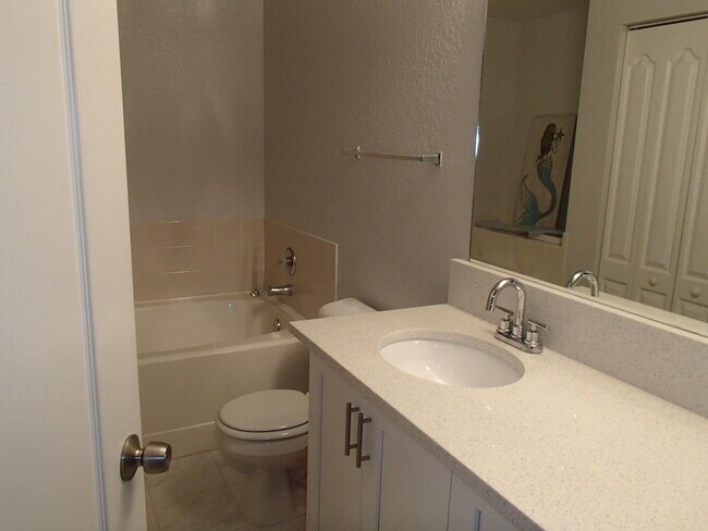 Building Photo - 909 Belmont Pl