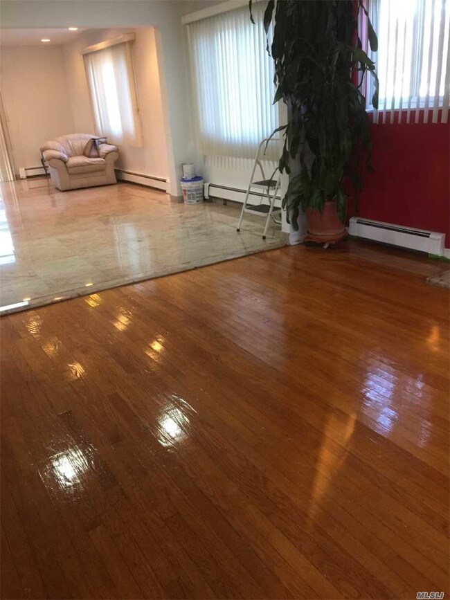 Foto del edificio - 221-19-221-43 43rd Ave