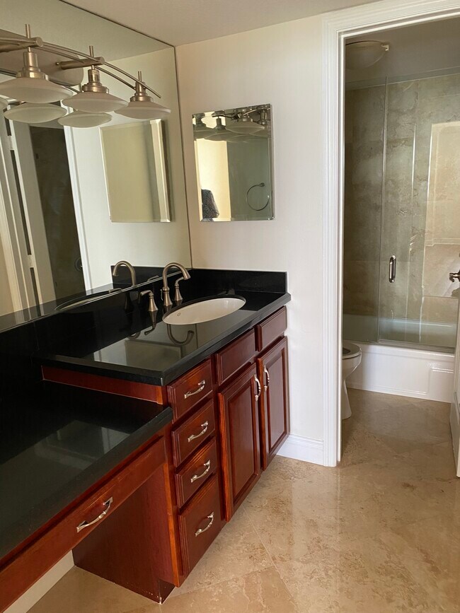 Baño principal - 1900 S Ocean Blvd