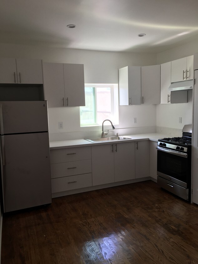 Primary Photo - 2569 Clarendon Ave