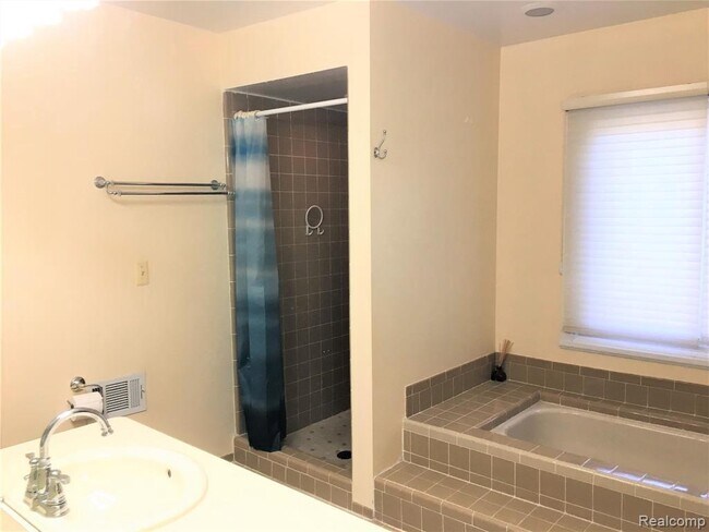 Building Photo - 356 Silvervale Dr