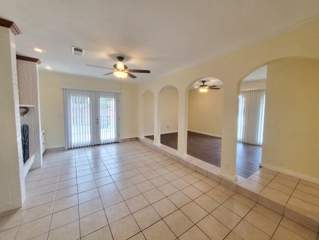 Building Photo - Large Updated Duplex - SW Ft. Worth