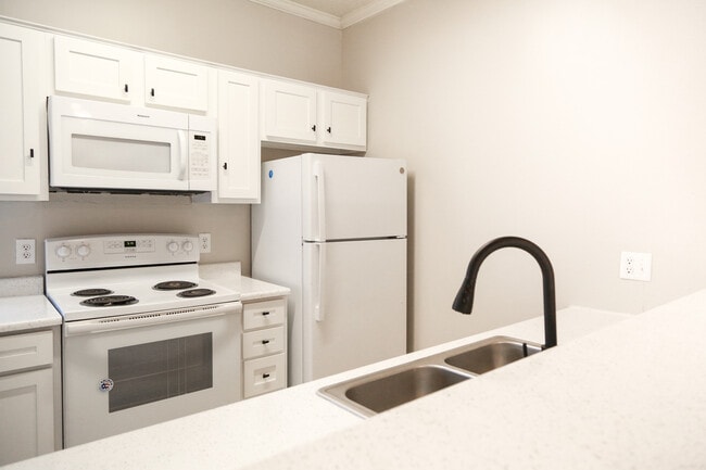 Kitchen - LUXE Style 1x1 - Big Spring Village