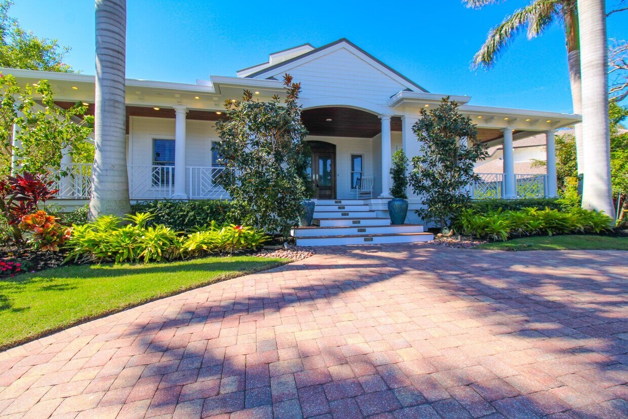 Foto principal - **STUNNING POOL HOME**4BEDS / 4.5BATHS**AQ...