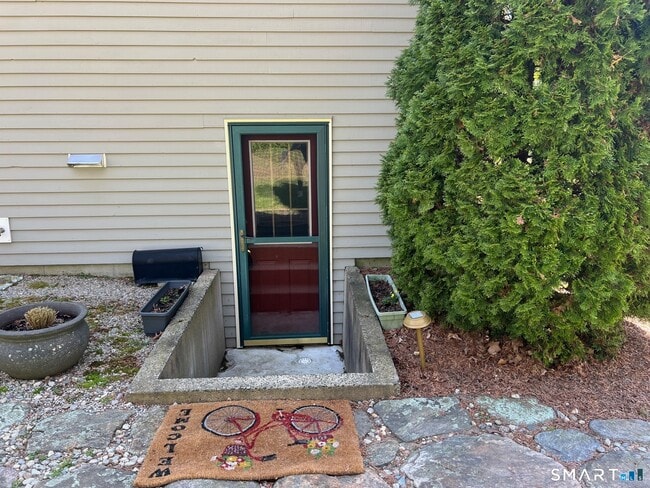 Building Photo - 15 Oak Hill Dr