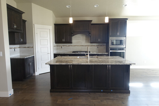 Building Photo - Newer 4-Bedroom Custom Home