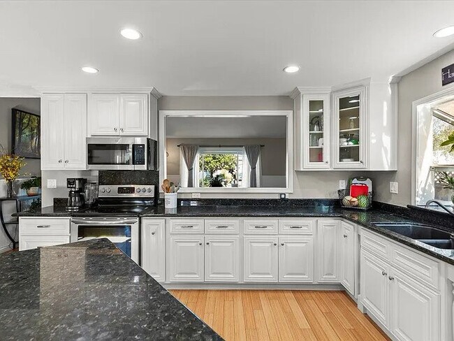 Foto del edificio - 7330 Wren Ave