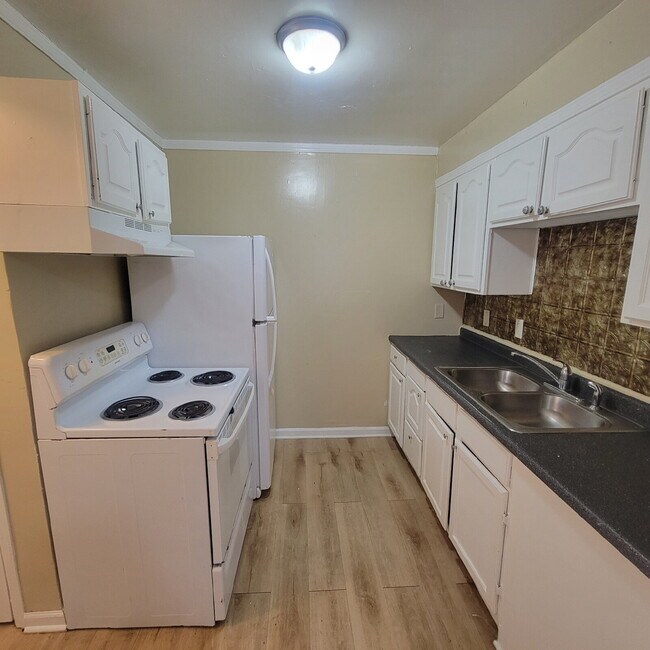 Building Photo - Amazing Irvington 3BR/1BA House!