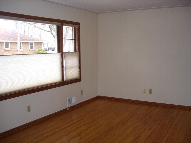 Building Photo - 203 W 56th St