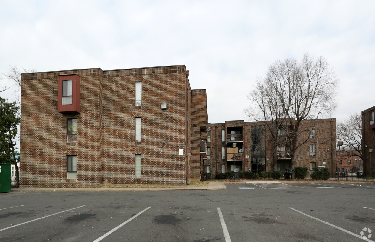 Foto del edificio - Benning Courts