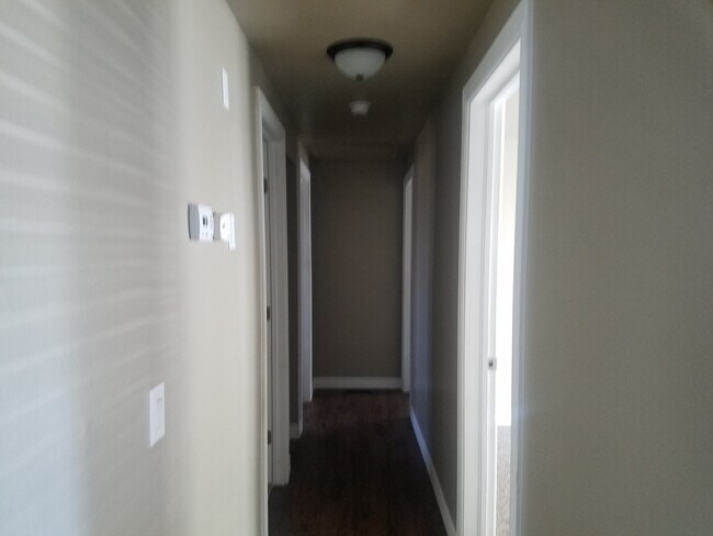 Building Photo - Available August 1st! 3 bed 1 bath, fully ...