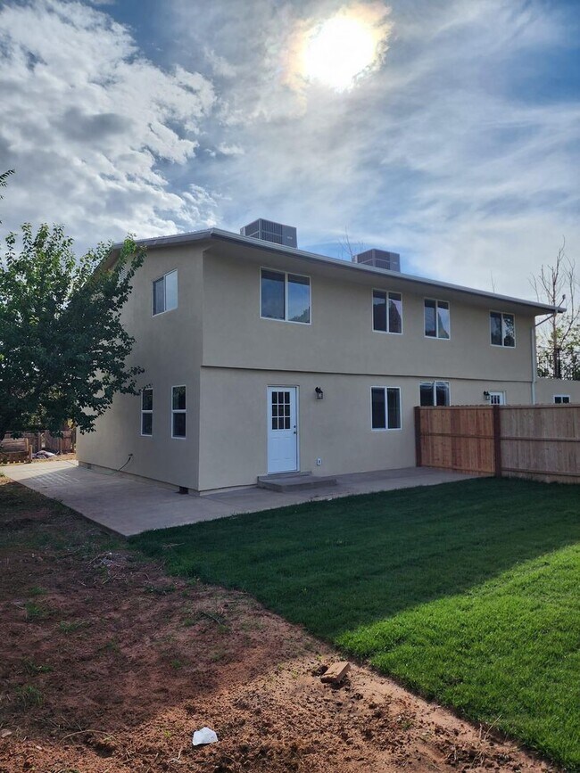 Foto del edificio - LOCATED IN HILDALE, UT - Newly Remodeled 3...