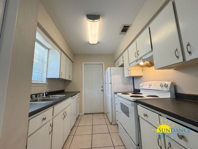 Building Photo - Charming 3-Bedroom Home in Fort Walton, en...