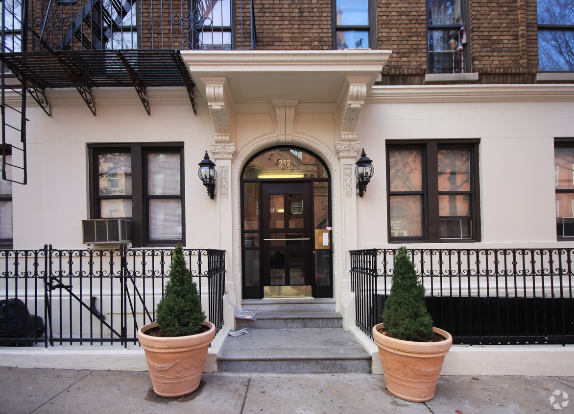 Building Photo - 252-300 12th Street