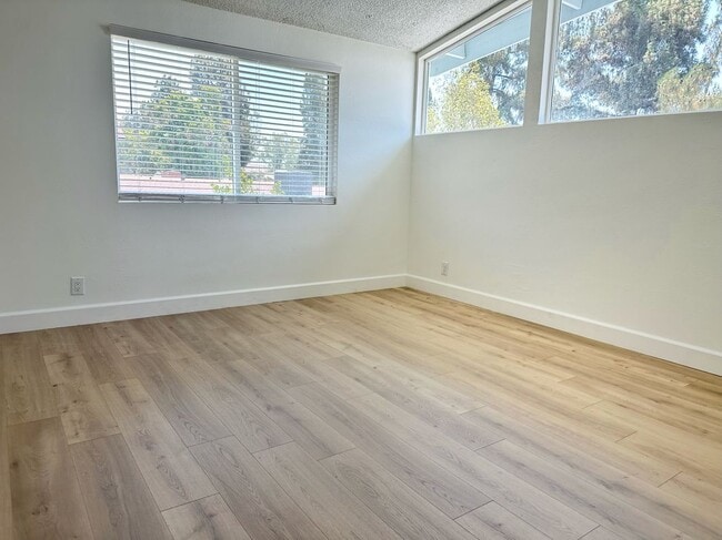 Building Photo - 717 W Provential Dr