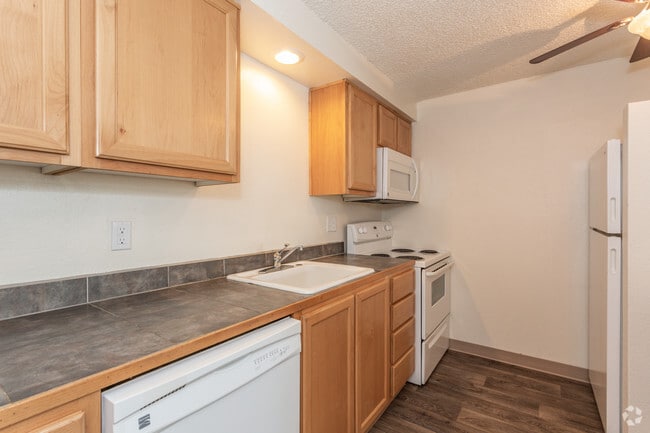 1BR, 1BA - 566 SF - M Street Apartments