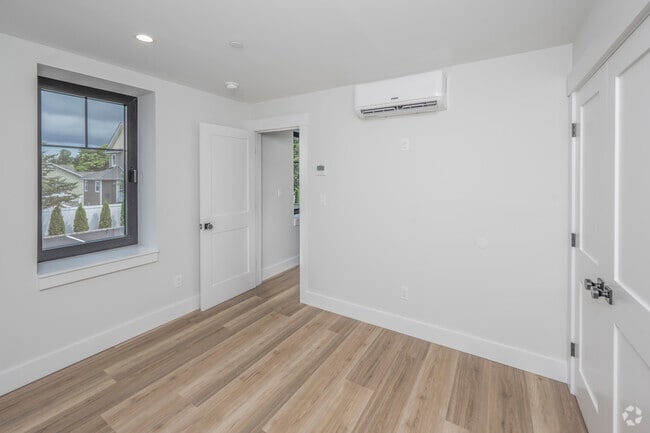 1BR, 1BA - 650SF - Bedroom - 1991 Union Blvd