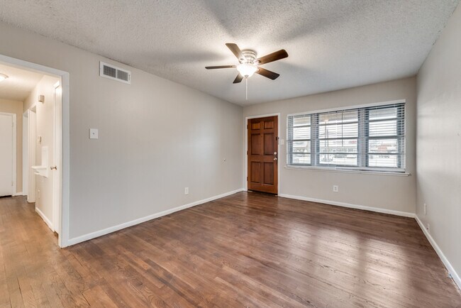 Building Photo - 2605 W Walnut St, Garland, TX 75042, USA