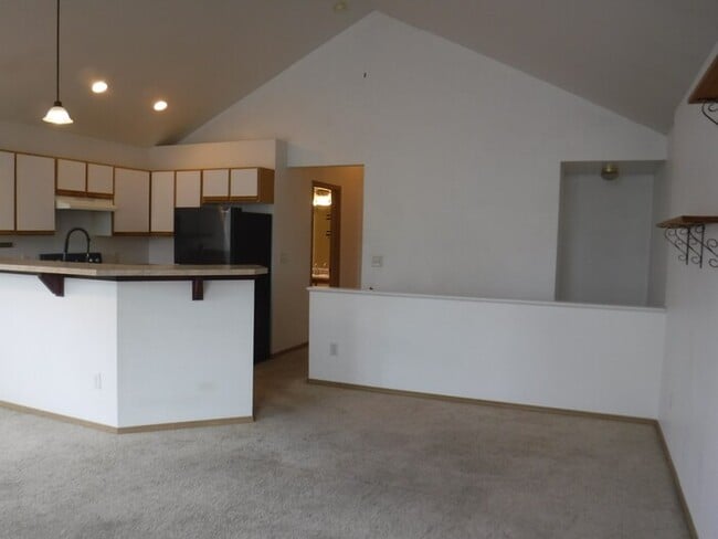 Building Photo - Townhouse with a private yard
