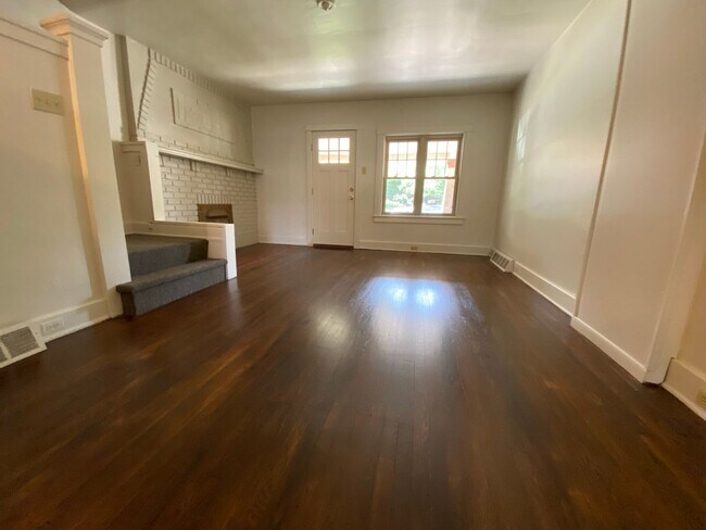 Foto del edificio - Pet Friendly 3 Bedroom Townhouse in Squirrel Hill! Covered Front Porch + Backyard! Call Today!