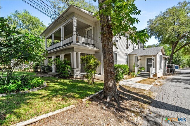 Foto del edificio - 527 W San Antonio St