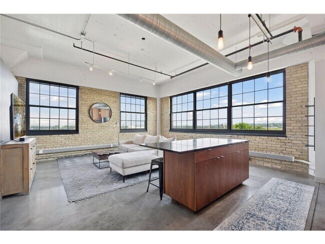 Foto del edificio - 730 Stinson Blvd NE