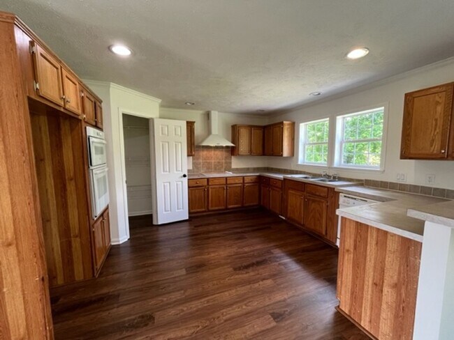 Building Photo - Renovated 4 Bedroom 2 Bath Home for Rent!