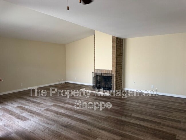 Building Photo - 6250 Mockingbird St