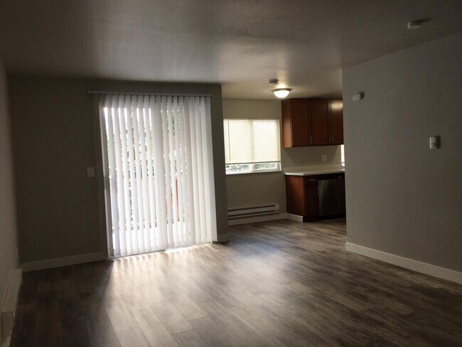 Interior Photo - Centrally Located Ground floor Remodeled 1...