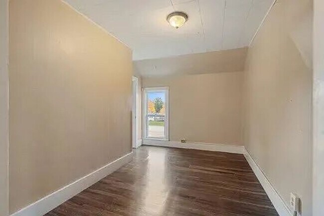 Building Photo - 4 Bedroom 1 Bath