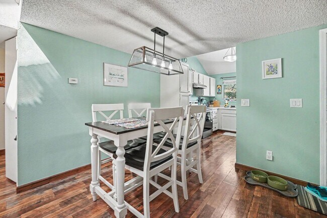 Foto del edificio - Cozy & Spacious 2BR Top-Floor Condo in Lakewood