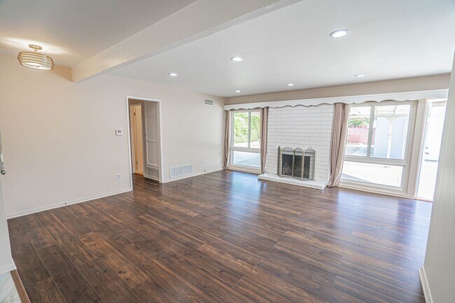 Foto del edificio - Beautifully Remodeled Single-Story 3-Bedro...