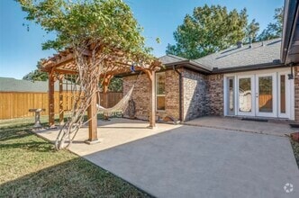 Building Photo - 700 Stoneybrook Dr