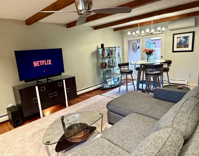 Televisor Sony de 50 pulgadas con sonido envolvente. - 615 Bishops Lodge Rd