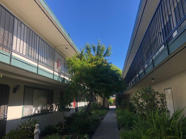 Foto del edificio - 1360 Calabazas Blvd