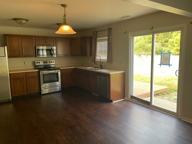 Foto del edificio - 557 Lakeside Valley Dr