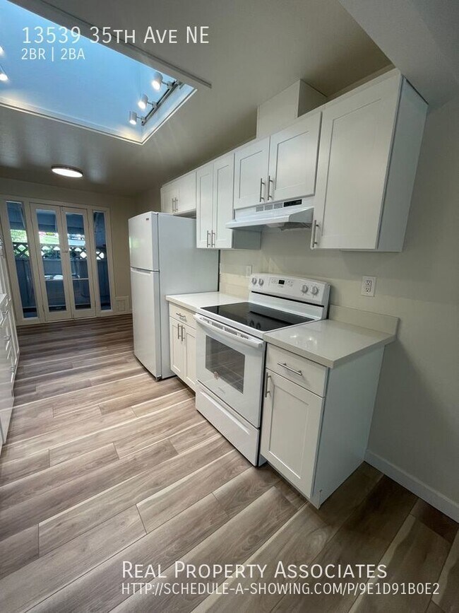 Building Photo - Pet Friendly, 2 Bed, 1.5 Bath, Top floor D...