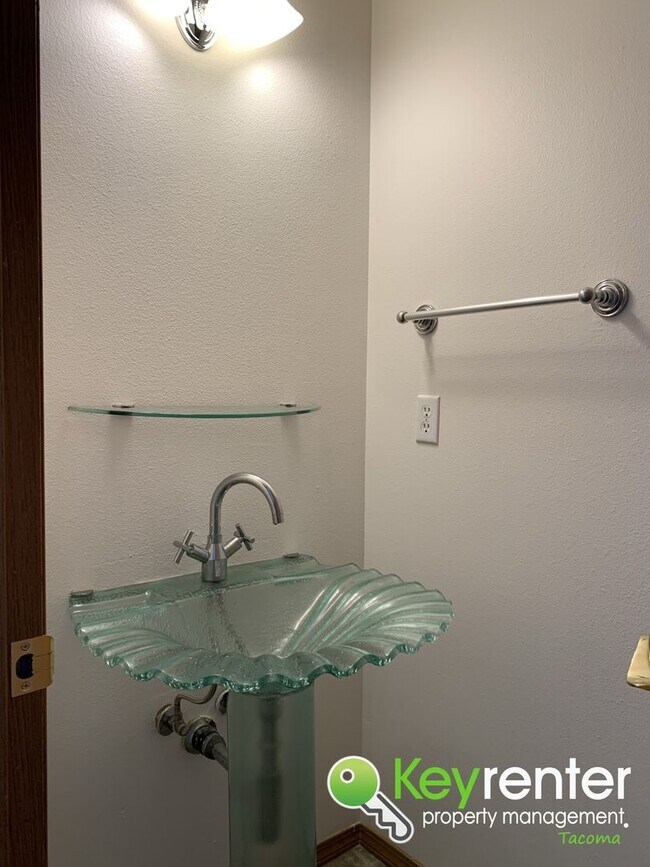 Foto del edificio - Luxurious 4Bed/2Bath House in a Gated Comm...