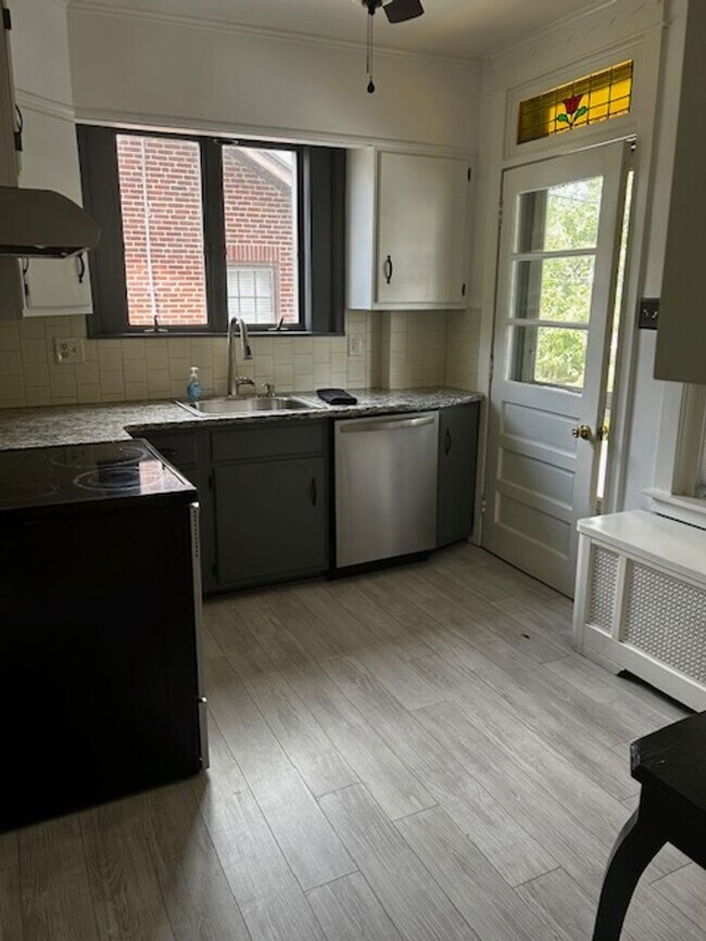 Foto del edificio - Welcome to 209 Amherst! Charming single-family home located in Wilson School district