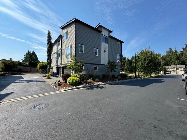 Photo - Modern Townhome for Rent – Convenient Edmo...