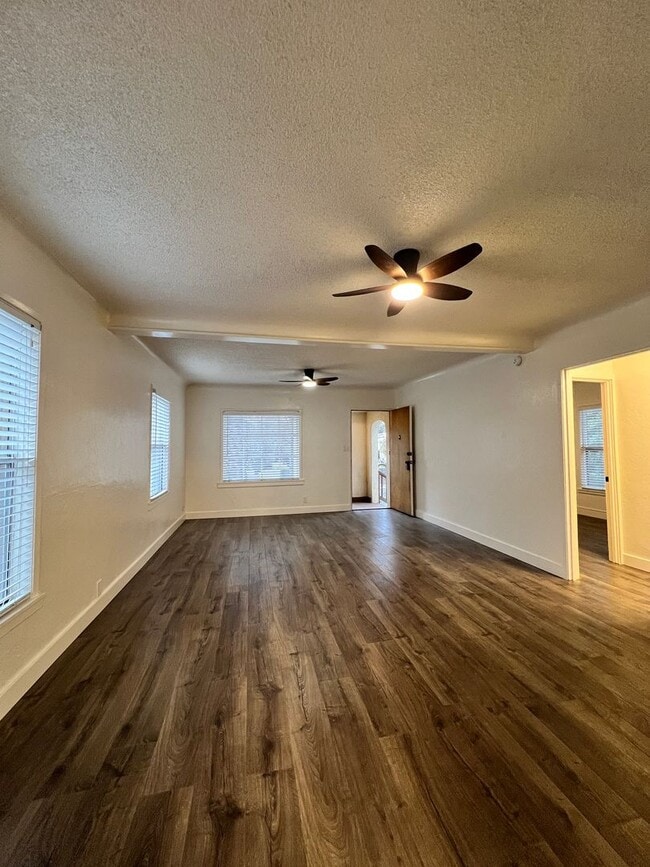 Building Photo - Coombs