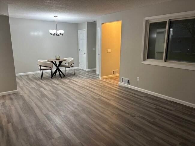Foto del edificio - 9431 Ranchview Ln N