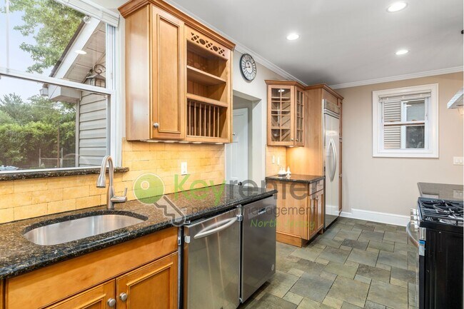 Foto del edificio - Spacious 3BR Home with Finished Attic, Fenced Yard & Easy NYC Commute – No Broker Fee