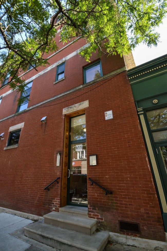 Building Photo - 611 W Briar Pl