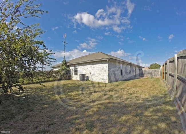Building Photo - 3 br, 2 bath Duplex - 5216 Daybreak Dr A