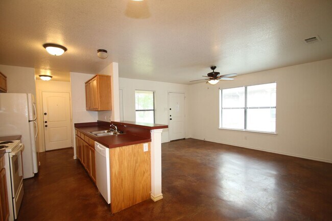 Foto del edificio - 8024-8026 W Elizabeth Ln