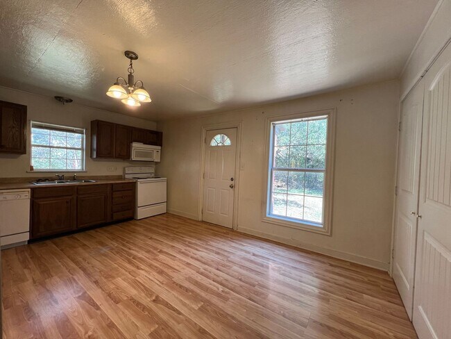 Building Photo - 305 E Rd