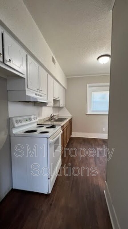 Building Photo - 305 N Hall St