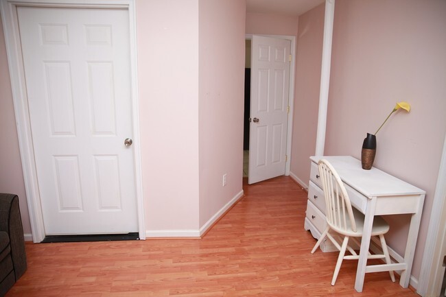 Foto del edificio - 4700 Rippling Pond Dr